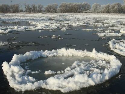 Un c&iacute;rculo de hielo flota en el r&iacute;o Elba (Alemania).