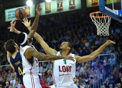 Randolph tapona a Tomic.