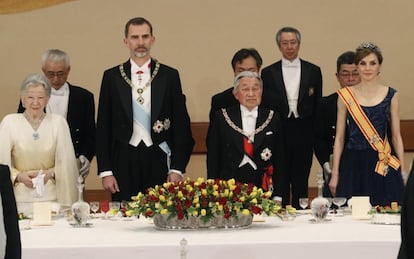 De izquierda a derecha: La emperatriz de Japón, Michiko, el rey Felipe VI, el emperador, Akihito, doña Letizia, durante la cena de gala en el Palacio Imperial de Tokio. 