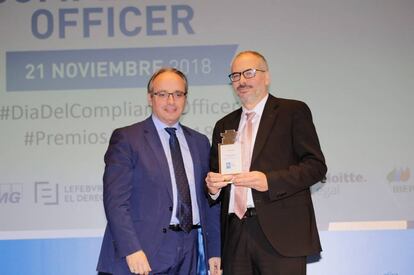 Miguel Jiménez, director de Cinco Días, recogió, de manos del periodista Alfredo Urdaci, el Premio Ascom 2018 en la categoría de Comunicación. La asociación reconoce al diario su aportación a la difusión de la función del 'compliance officer'.