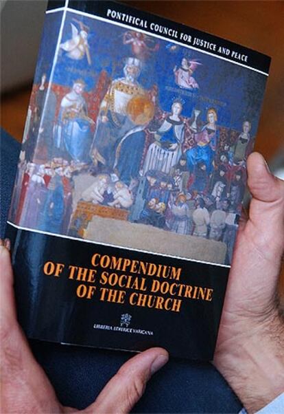 El cardenal Renato Martino presenta el nuevo Compendio de la Doctrina Social de la Iglesia.