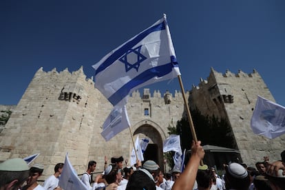 Miles de israelíes de ultraderecha, muchos de ellos colonos, acuden en Jerusalén a la polémica Marcha de las Banderas, que conmemora la ocupación en 1967 de la parte Este de la urbe