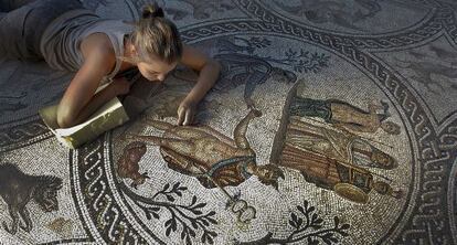 Una restauradora trabaja en el mosaico de los amores, en el yacimiento de C&aacute;stulo.