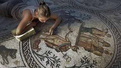 Una restauradora trabaja en el mosaico de los amores, en el yacimiento de C&aacute;stulo.