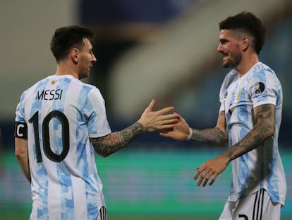 Messi saluda a De Paul, en el triunfo de Argentina frente a Ecuador.