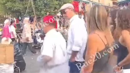 Fotograma del vídeo de Rue20, que muestra a Sánchez y su familia de paseo por Marrakech.