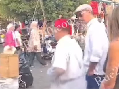 Fotograma del vídeo de Rue20, que muestra a Sánchez y su familia de paseo por Marrakech.