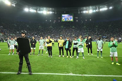Los jugadores del Real Betis, aplauden a su afición al finalizar el partido.