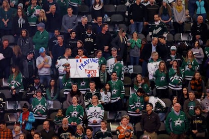"Praying for Paris", se puede leer en una pancarta en las gradas del pabellón de Minnesota antes del partido de hockey entre Minnesota Wild y Dallas Stars