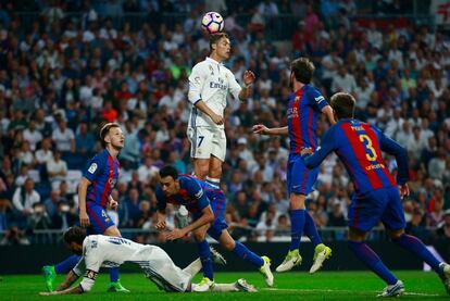 Cristiano Ronaldo remata de cabeza en un momento del partido.