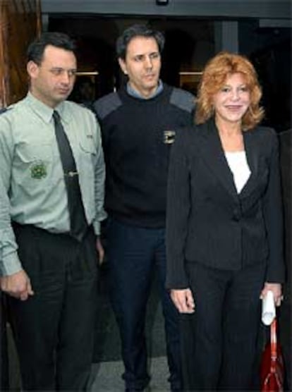 Carmen Cervera, junto al jefe de bomberos de la provincia de Girona, Joaquim Vilardell, y el intendente de Agentes Forestales, Ignasi Dalmases.