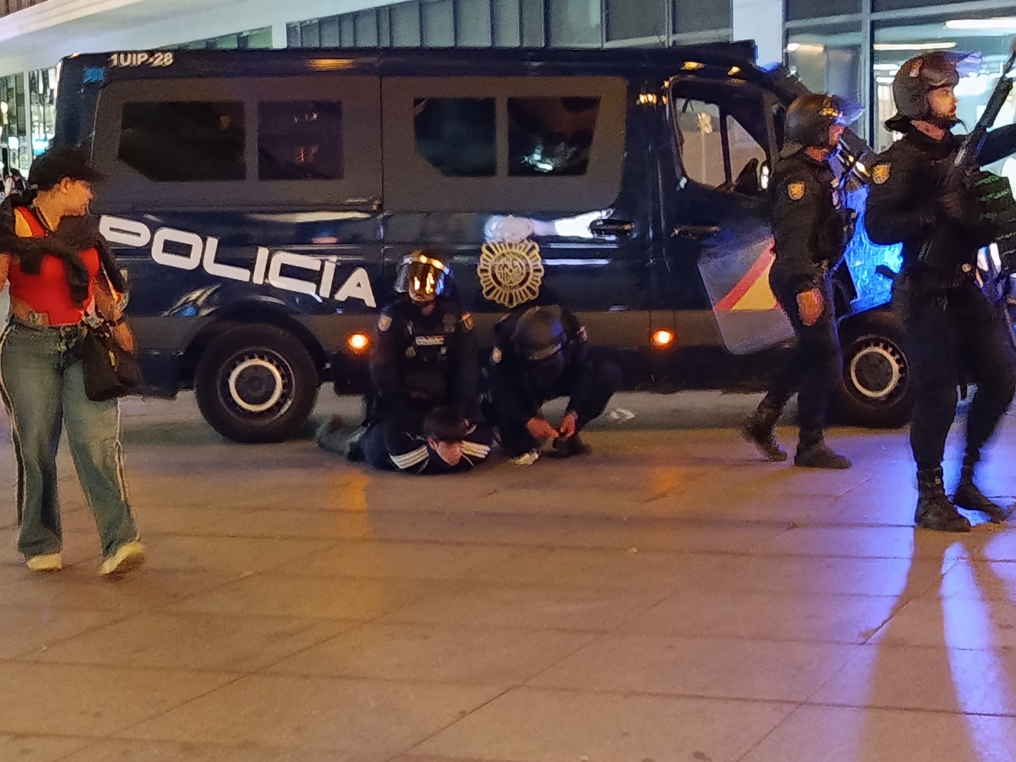 Desfile del Día de la Hispanidad y reacciones políticas en directo | Tres detenidos y un policía herido después de que un grupo de extrema derecha increpara a los acampados de Sol