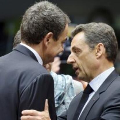 Zapatero y Sarkozy durante la reunión de anoche en Bruselas.