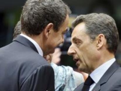 Zapatero y Sarkozy durante la reunión de anoche en Bruselas.