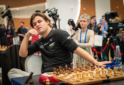 Magnus Carlsen, poco antes de la última ronda del Mundial Relámpago, hoy en Samarcanda (Uzbekistán)