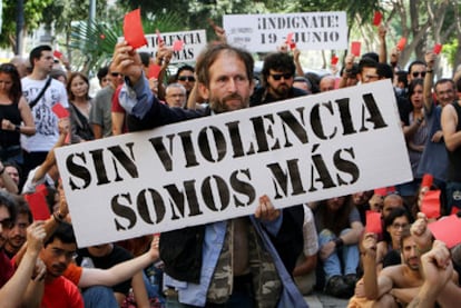 Manifestación de indignados, ayer, a las puertas de las Cortes valencianas.