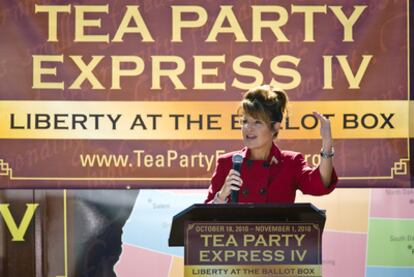 Sarah Palín habla a la multitud en un acto del Tea Party, en Reno (Nevada), el 18 de octubre de 2010.