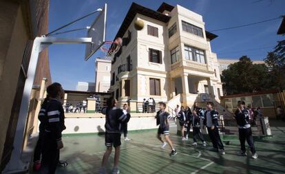 Patio y fachada de un colegio en Madrid