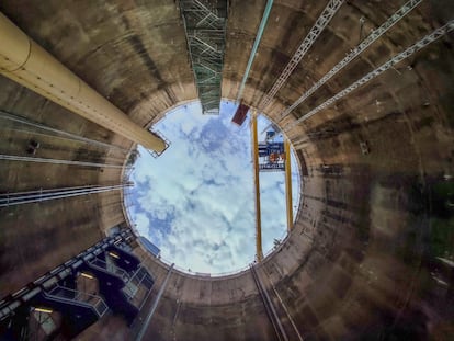 La boca del pozo de la futura estación de Camp Nou de la L9, desde el espacio de acceso a la tuneladora, a 50 metros de profundidad.