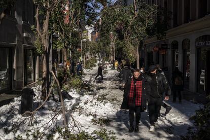 Viandantes en la calle Fuencarral de Madrid, este lunes.