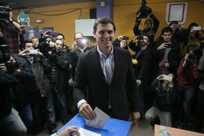 Albert Rivera deposita su voto en el colegio electoral Santa Marta.