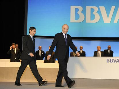 González, seguido del consejero delegado, José Ignacio Goirigolzari, en la junta del BBVA.