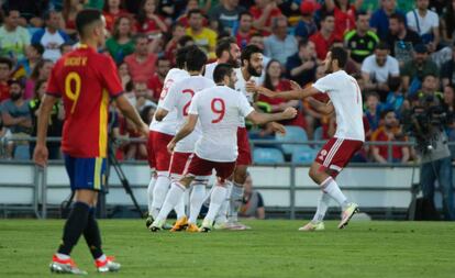 Los jugadores de Georgia celebran el gol a España.