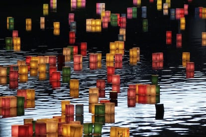 Linternas de papel depositadas en el río Motoyasu para confortar las almas de las víctimas de la bomba atómica, en Hiroshima (Japón). 