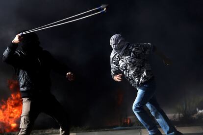 Un manifestante palestino arroja piedras durante un enfrentamiento con tropas israelíes tras una protesta en la ciudad cisjordana de Ramala.