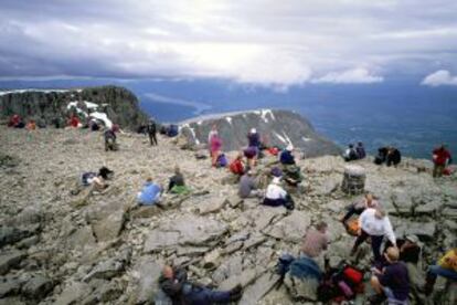 Cima del monte escocés Ben Nevis, techo de Gran Bretaña, muy concurrido en verano.