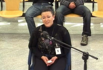 Toñi Santiago makes her statement to the court.