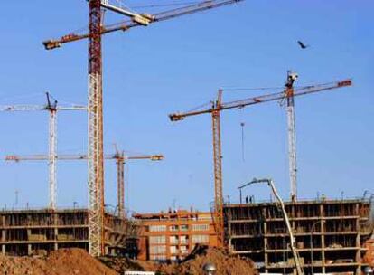 Edificios en construcción en la playa de la Patacona, en el municipio de Alboraya (Valencia).