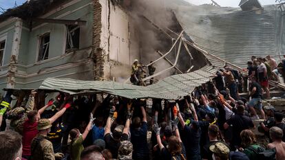 Los servicios de emergencia trabajan en el hospital infantil Okhmatdyt alcanzado por misiles rusos, en Kiev, el 8 de julio de 2024. (AP Photo/Evgeniy Maloletka)