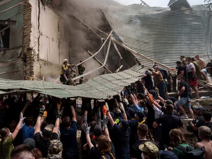 Los servicios de emergencia trabajan en el hospital infantil Okhmatdyt alcanzado por misiles rusos, en Kiev, el 8 de julio de 2024. (AP Photo/Evgeniy Maloletka)