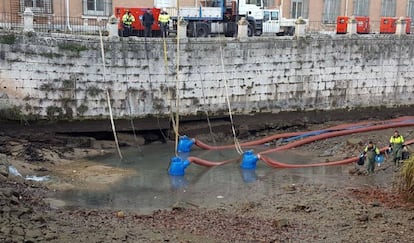 Los trabajos de vaciado de la ría permitieron apreciar el descalce del muro del palacio. 