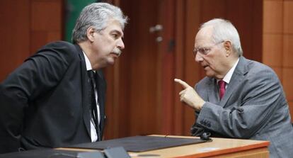 El ministro austriaco de Finanzas, Hans Joerg Schelling (izquierda) conversa con su hom&oacute;logo alem&aacute;n Wolfgang Sch&auml;uble.