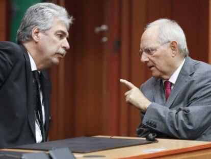 El ministro austriaco de Finanzas, Hans Joerg Schelling (izquierda) conversa con su hom&oacute;logo alem&aacute;n Wolfgang Sch&auml;uble.