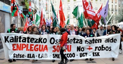 Los sindicatos de Osakidetza en su manifestación en Vitoria.