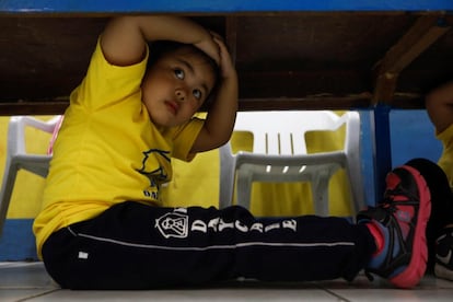 Un niño participa en un simulacro de terremoto en una guardería en Quezón (Filipinas).