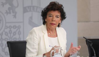 La portavoz del Gobierno, Isabel Celaá, durante su intervención en la rueda de prensa tras el Consejo de Ministros
