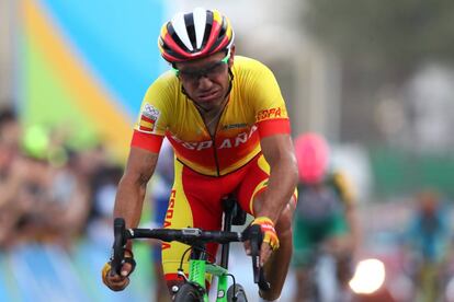 Purito Rodríguez resopla al cruzar su última meta, en Copacabana.