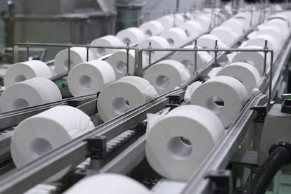 Rollos de papel higiénico en una cinta transportadora.