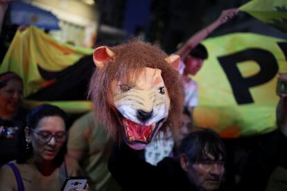 Partidarios de Milei festejan en las calles de Buenos Aires.