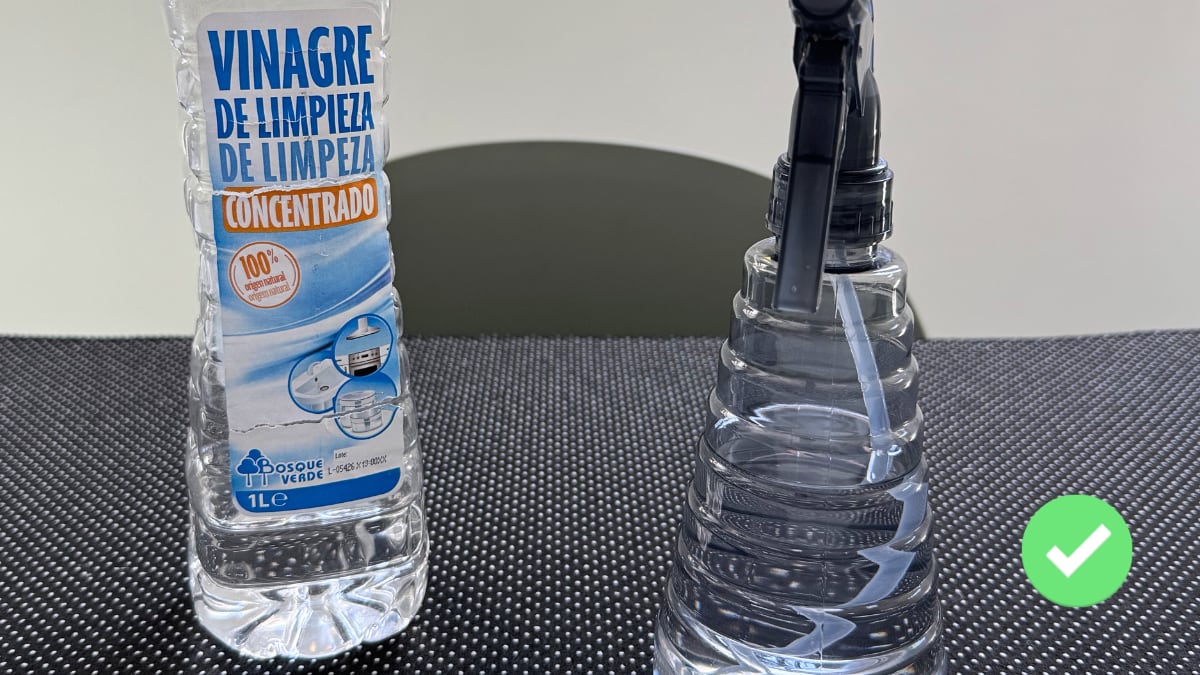 Opta mejor por una solución de agua y vinagre de limpieza.