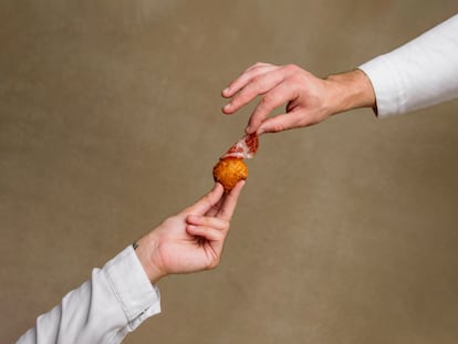 Croqueta a base de leche fresca de ovejas y jamón Joselito, sobre una base de palomitas de tocinillo y una lámina de coppa Joselito, creación de los chefs Javier Sanz y Juan Sahuquillo, elegida como Mejor croqueta del mundo 2021 y que se sirve en el restaurante Cañitas Maite.