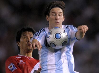 Messi trata de llevarse el balón pese al marcaje del peruano Vílchez en el partido del sábado pasado.