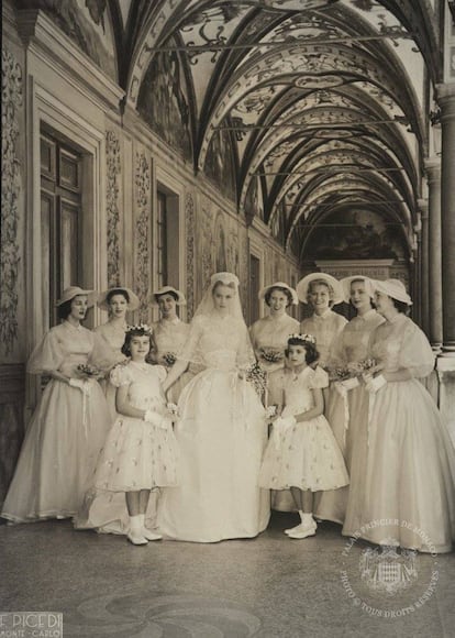 El matrimonio religioso tuvo lugar el 19 de abril, en la Catedral de Mónaco. Grace, hasta la fecha una estrella de cine en la época dorada de Hollywood, llevó un traje de novia diseñado por la estadounidense Helen Rose.