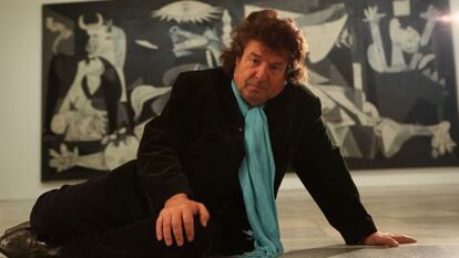 Morente, ante el 'Guernica' en una secuencia de 'Morente. El barbero de Picasso', de Emilio R. Barrachina.