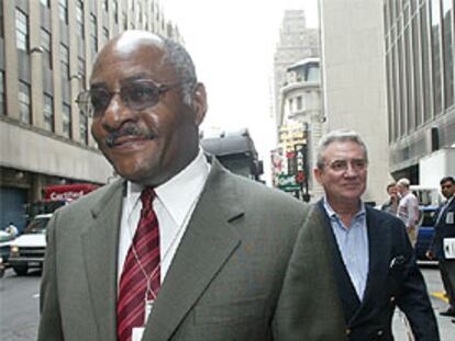 Howell Raines, detrás del editor ejecutivo del <i>New York Times</i>, Gerald Boyd.