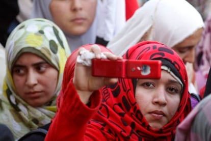 Cientos de mujeres exigieron hoy en El Cairo más protagonismo en la transición egipcia. En la imagen, una manifestante ayer frente a la Universidad de la capital.